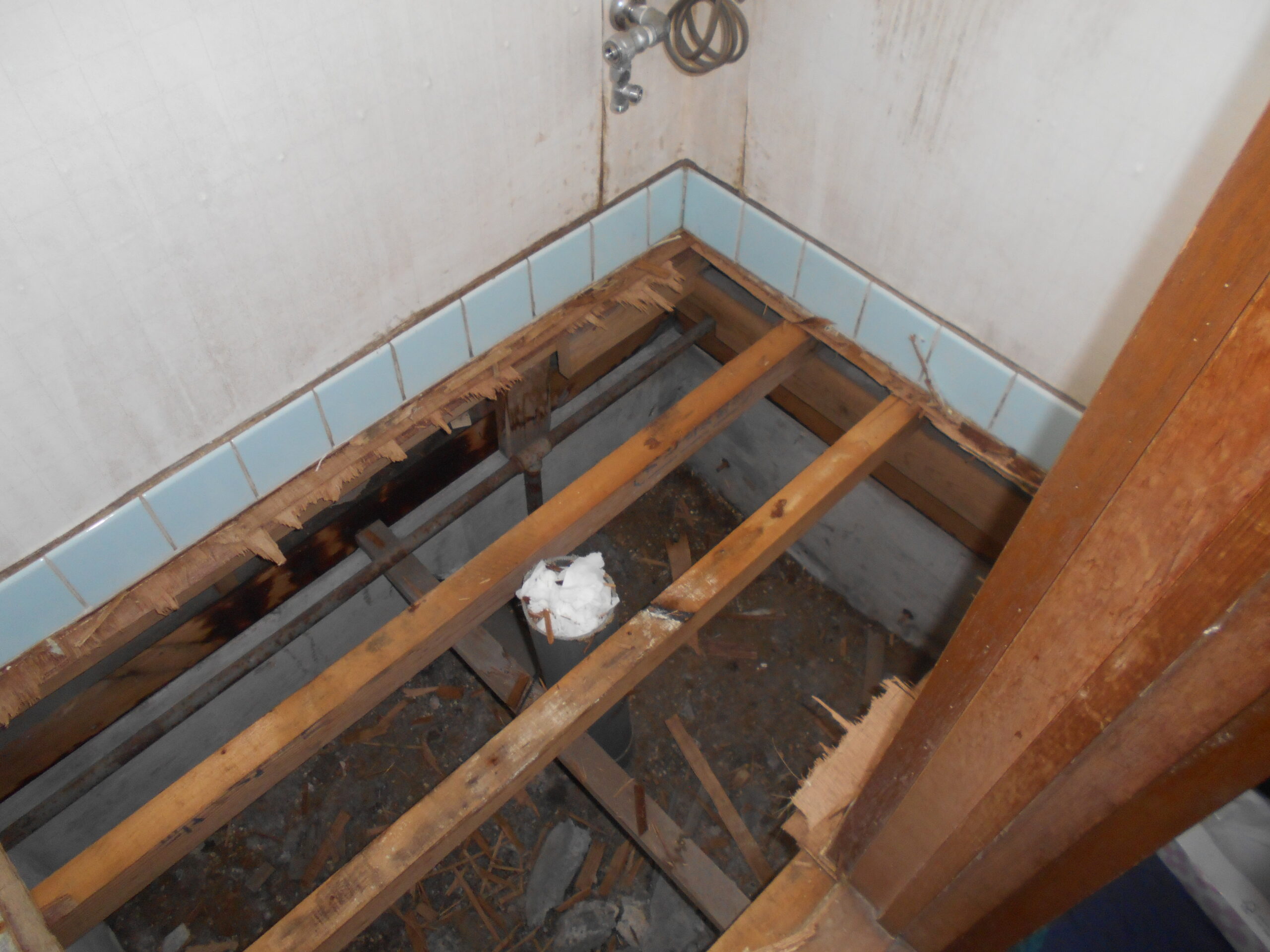 床を開口し、下地の状態を確認している様子