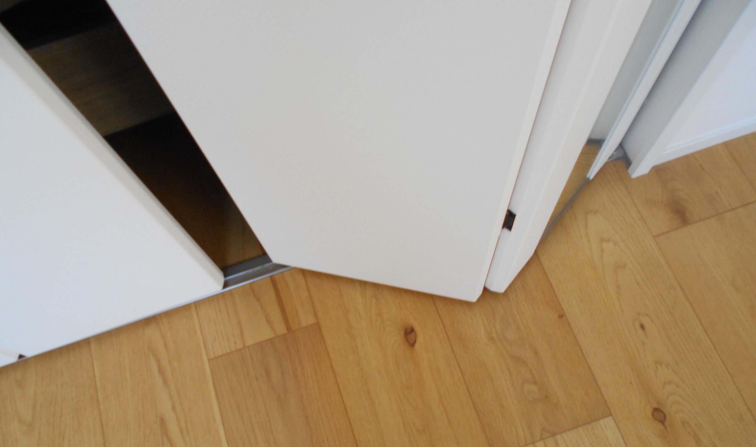 町田市クローゼット扉リフォーム施工後 新品の折れ戸