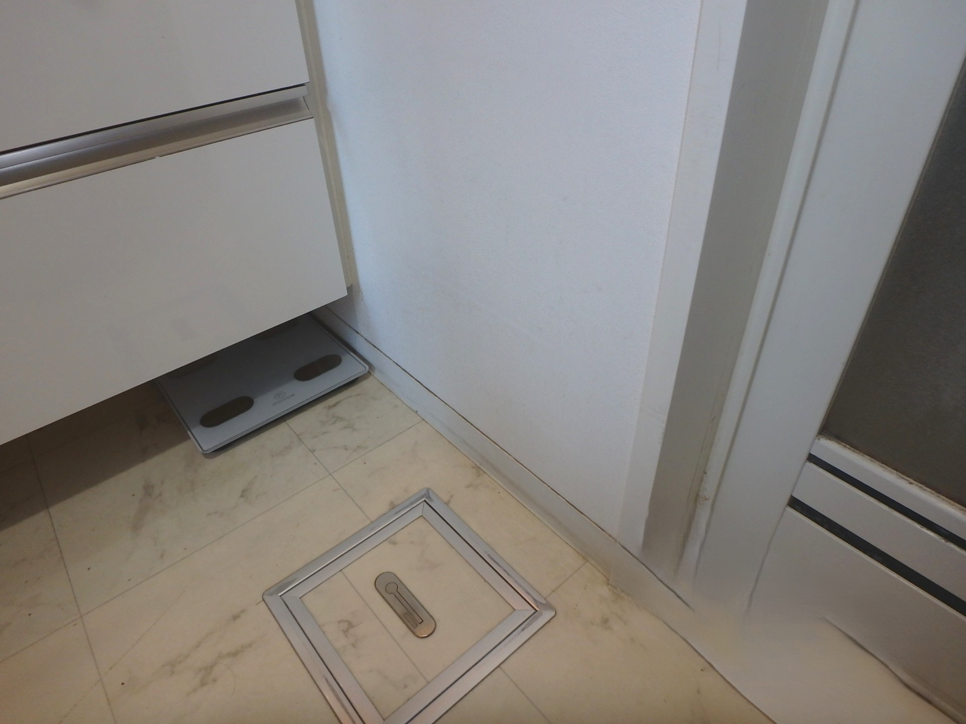 町田市洗面所リフォーム施工前 白いクッションフロア