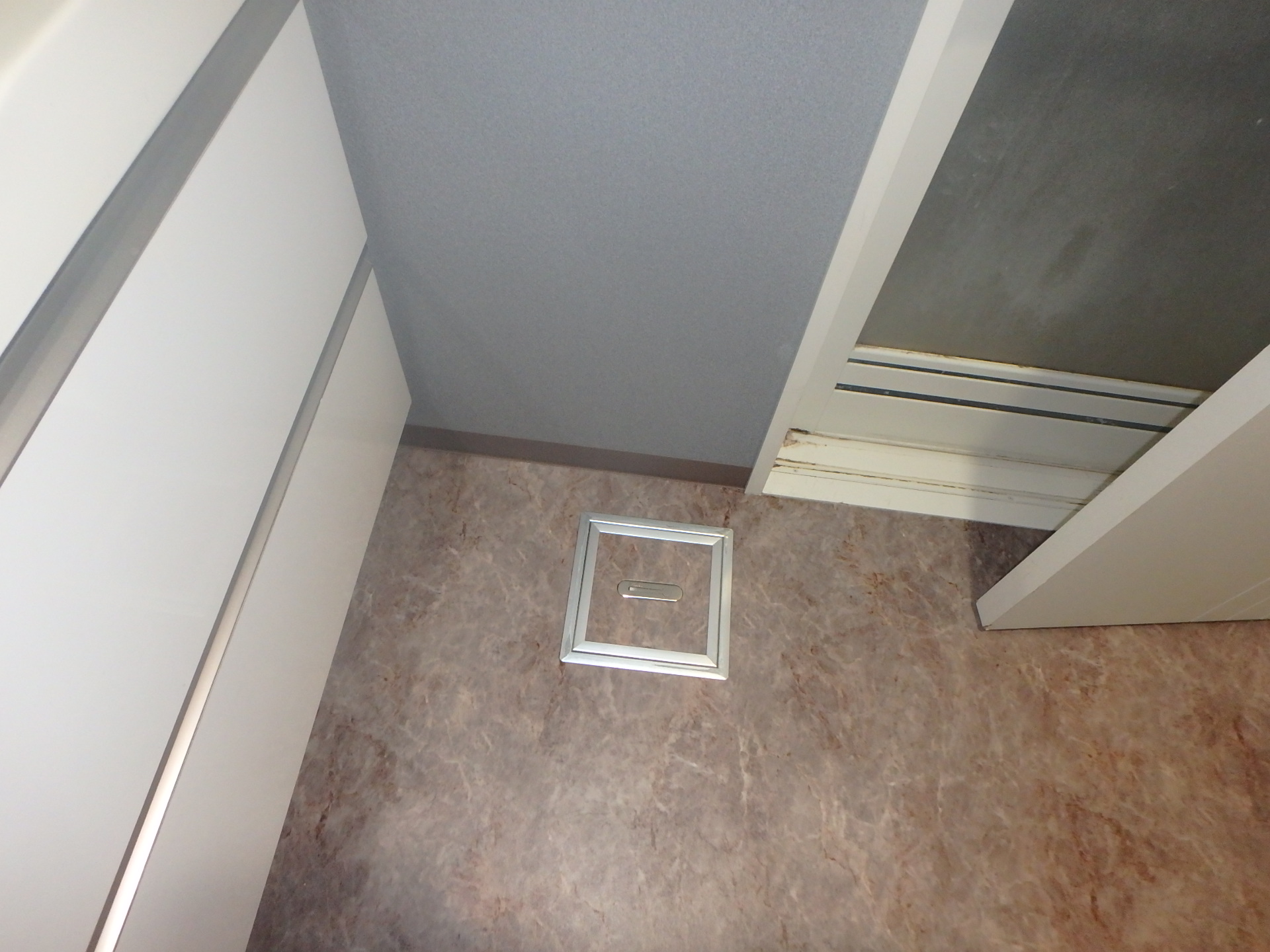 町田市洗面所リフォーム施工後 ブラウンのクッションフロア