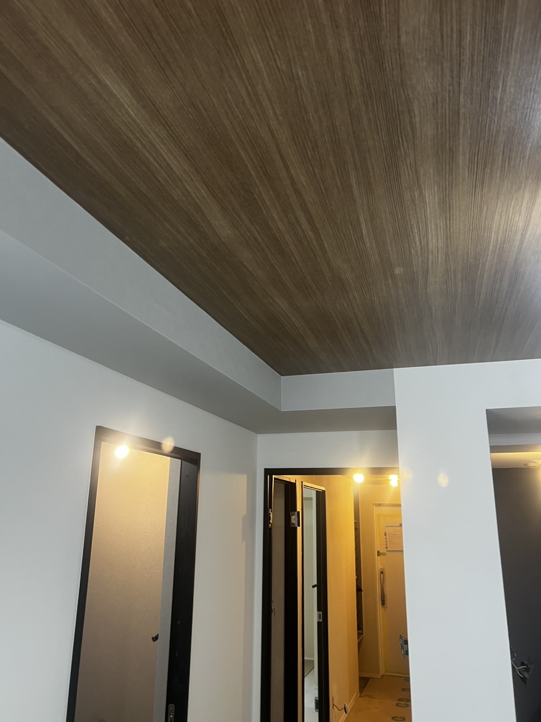 町田市アクセントクロス施工後 キッチンのネイビー壁 サンゲツ SP2589