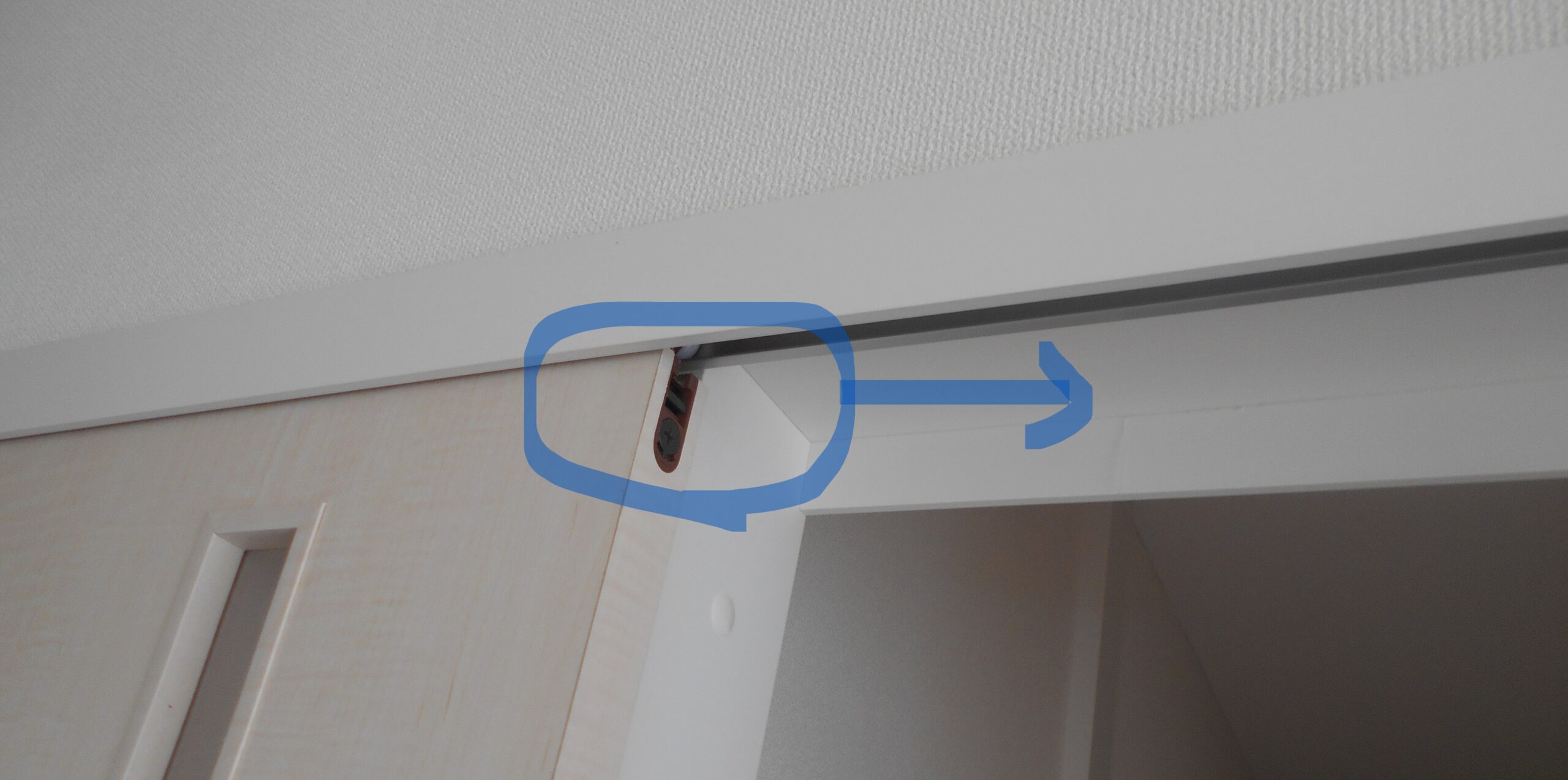 町田市引き戸修理施工前 上吊りレール