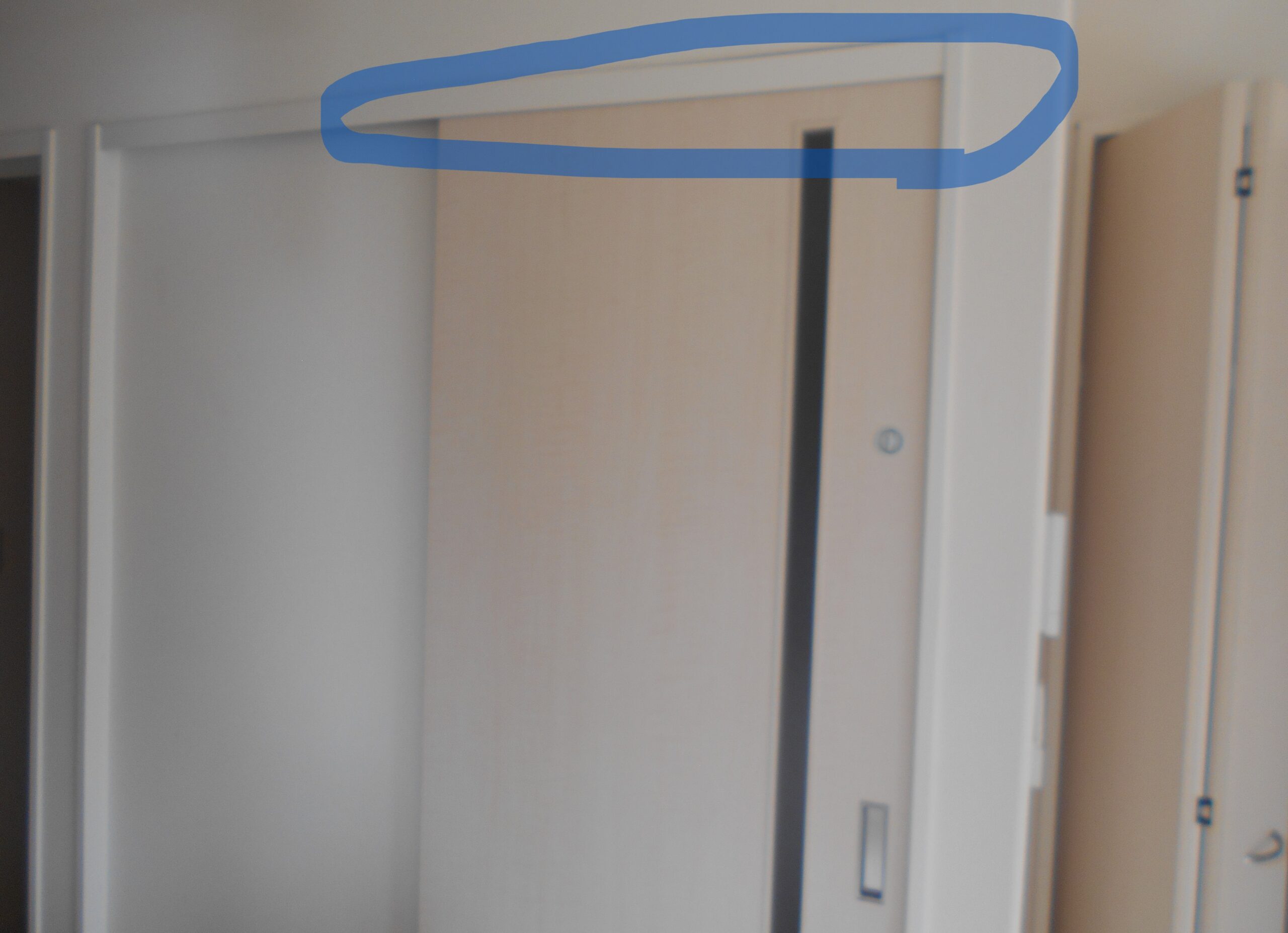 町田市引き戸修理施工前 故障したダンパー部品