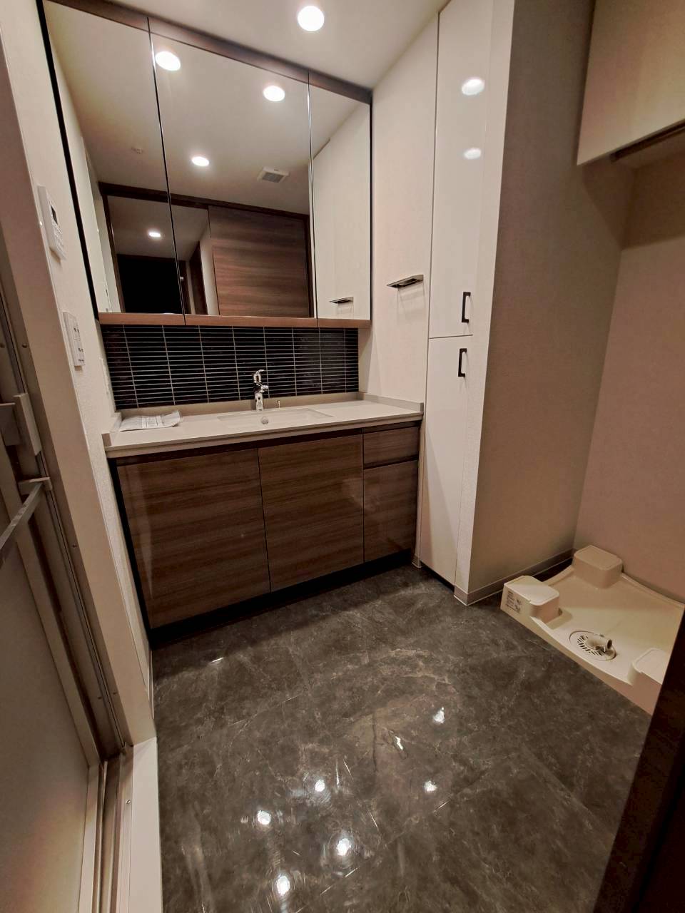 町田市洗面室床リフォーム施工後 光沢のある大理石調フロアタイル