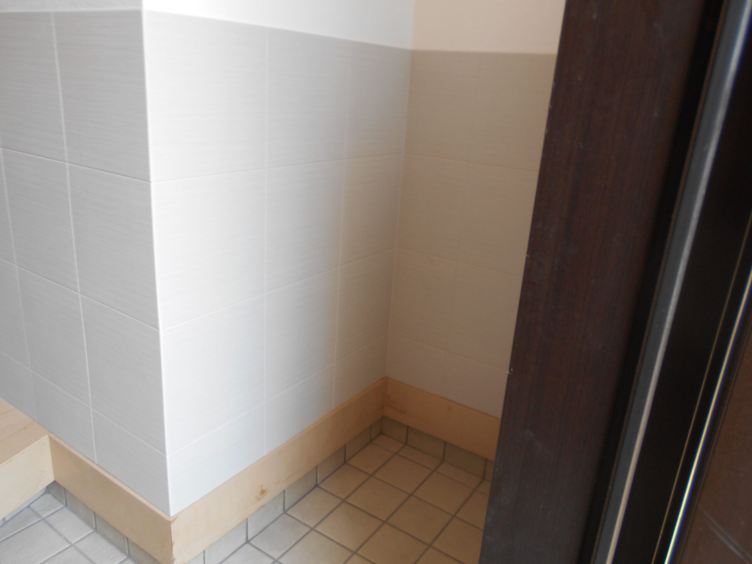 町田市玄関リフォーム施工後 エコカラットと新しい巾木 腰壁