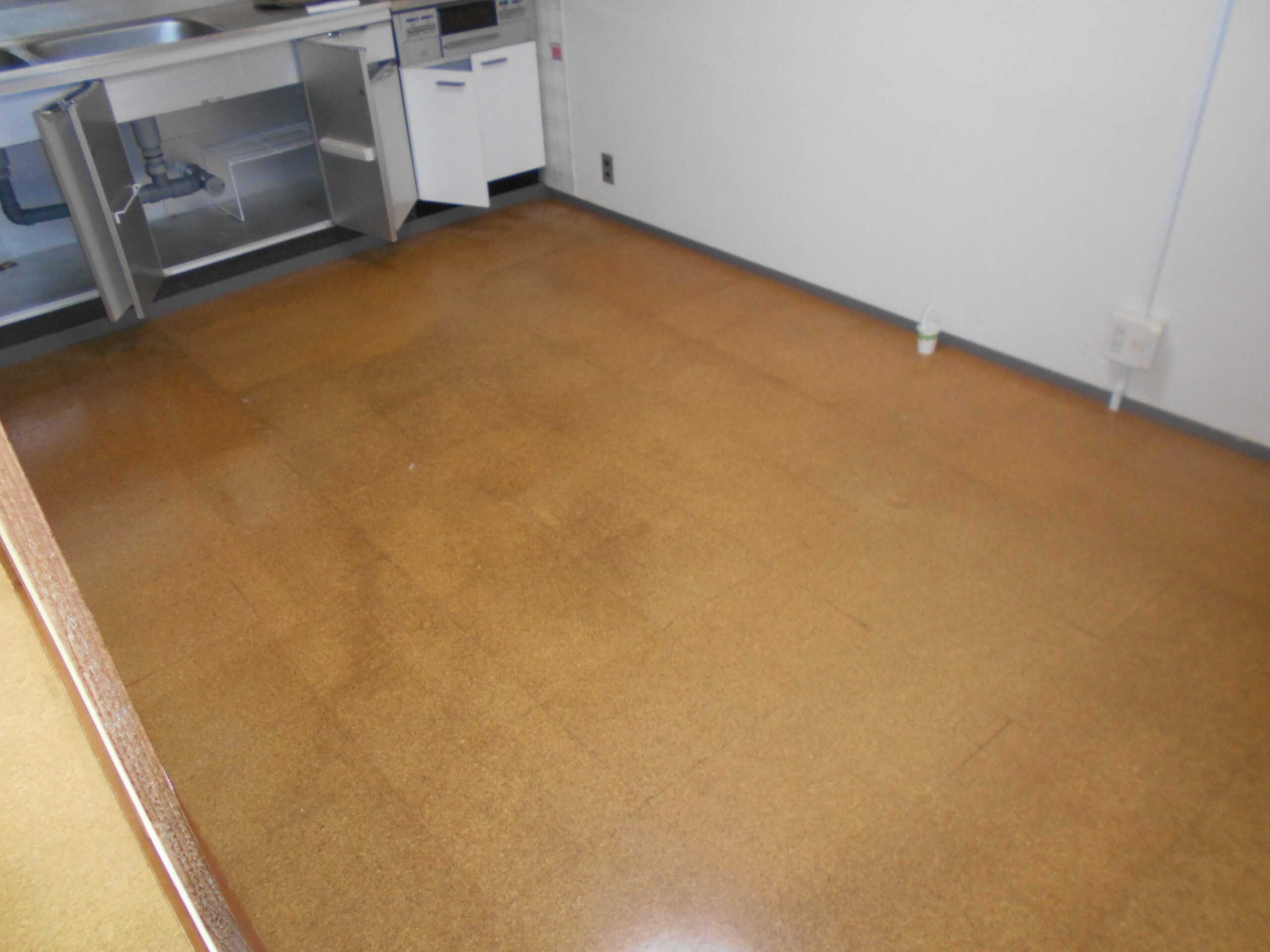 町田市床リフォーム施工前 コルクタイルの変色