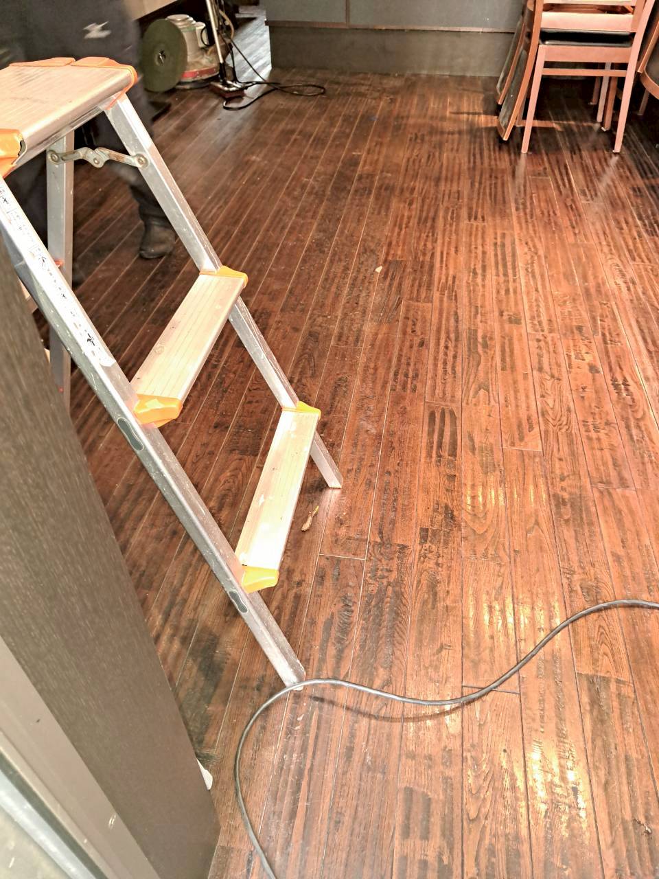 町田市店舗クリーニング施工前 床の黒ずみとヒール跡