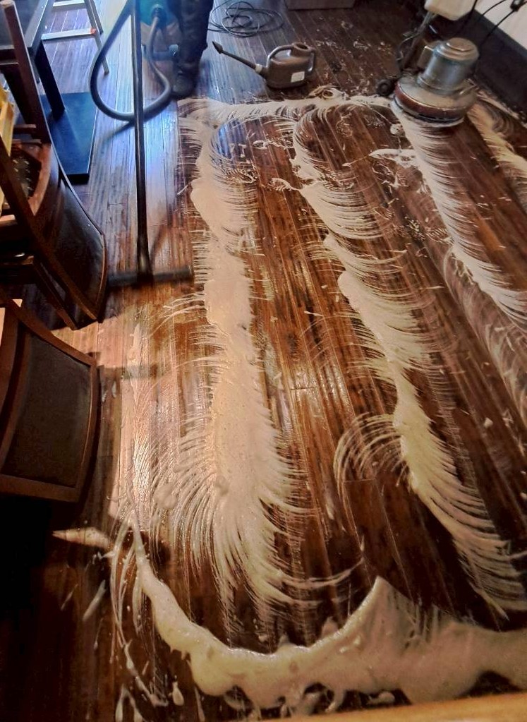 業務用清掃機械での床洗浄作業中 ポリッシャー