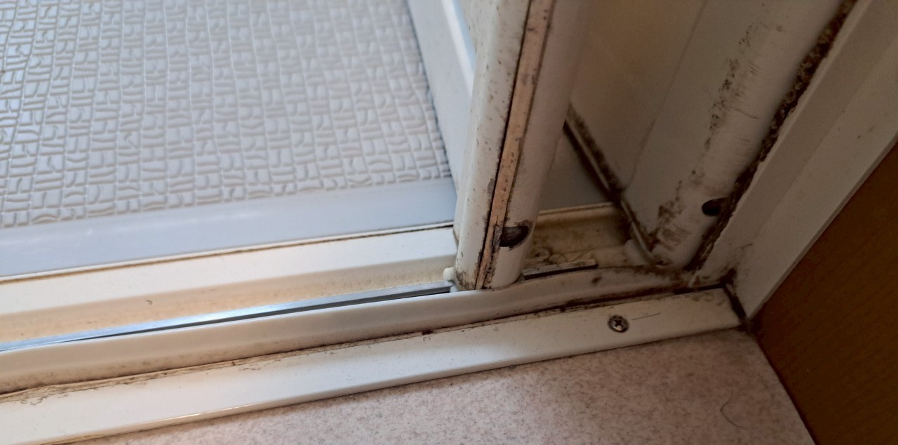 町田市浴室ドアリフォーム施工前 パッキンとレールの黒ずみ