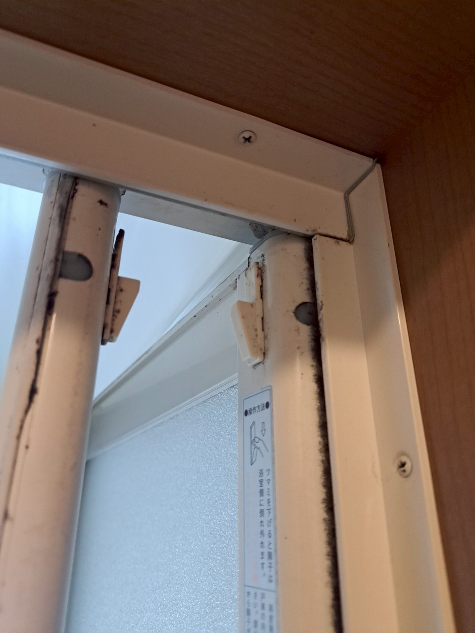 町田市浴室ドアリフォーム施工前 外れやすくなったドア