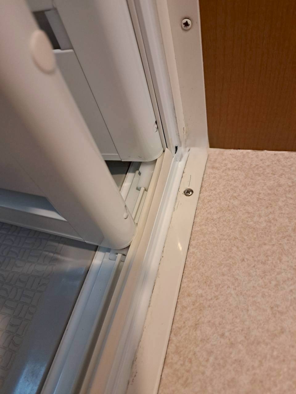 町田市浴室ドアリフォーム施工後 清潔なレール周り パッキンレス