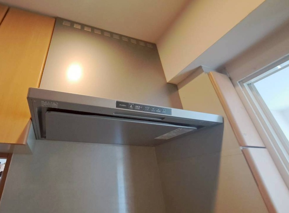 スリム型レンジフードの整流板（下からのアングル）