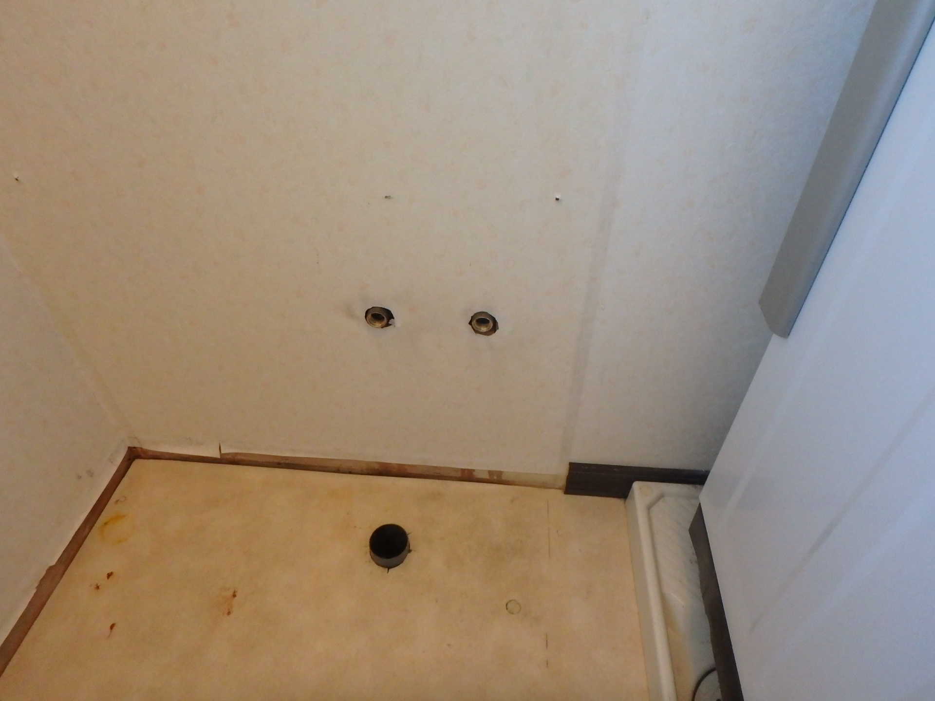 洗面台撤去中 配管の確認