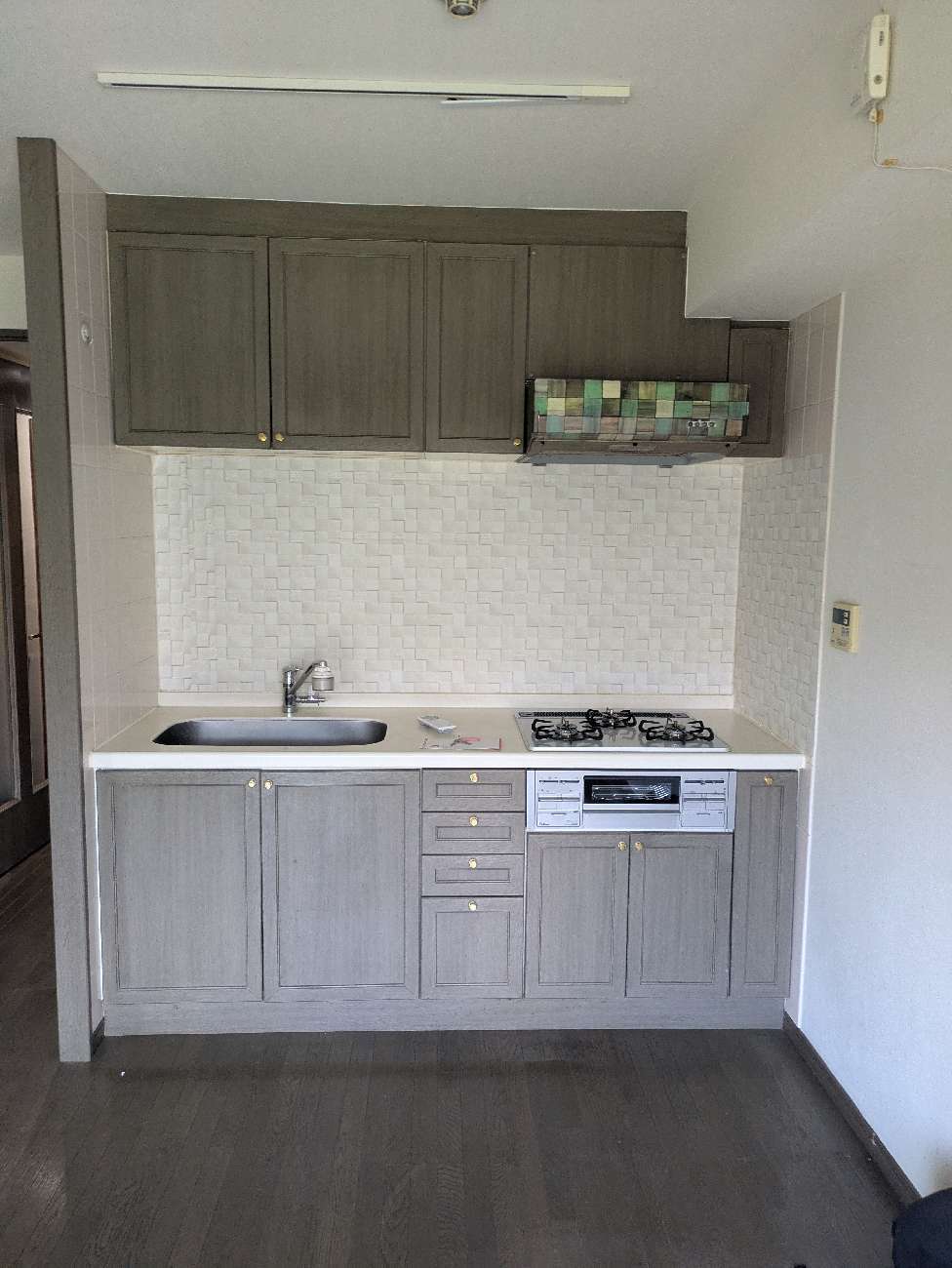 開き戸 アンティーク調キッチン 施工前