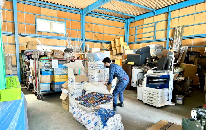 回収した廃棄物を分別するクレストスタッフ