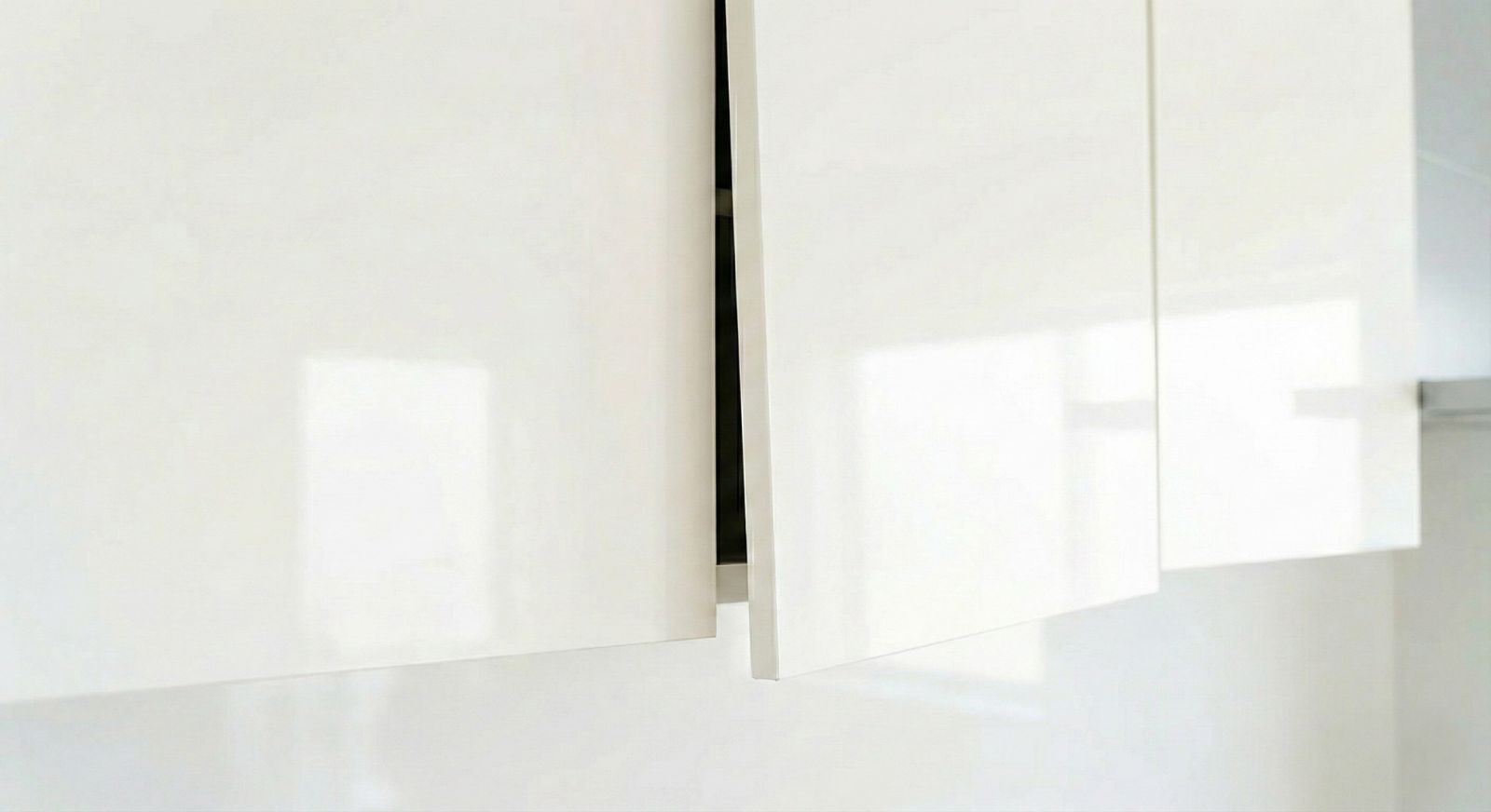 扉がズレたり閉まらない様子のイメージ