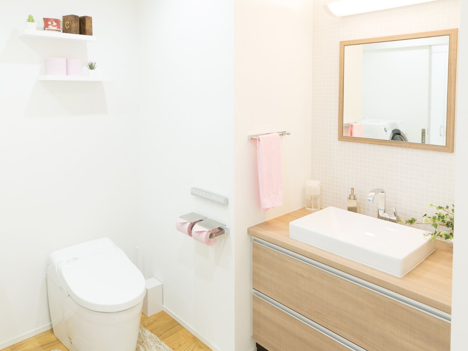 タンクレストイレとアクセントクロス